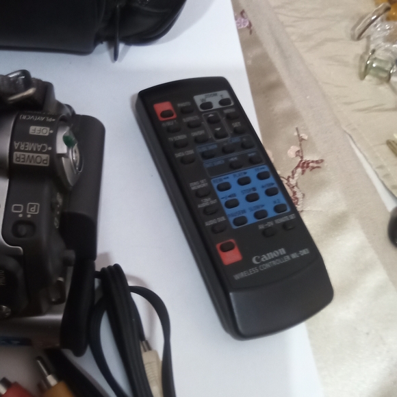 Canon Elura A60 Camcorder with Accessories And Leather Case - Picture 9 of 9